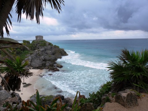 Jolie plage en contre-bas du site archéologique maya de Tulum - Riviera Maya - Mexique