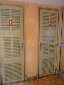 Même les toilettes de la confiserie sont aux couleurs niçoises