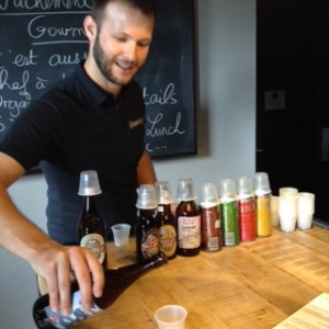 Simon Leblanc dirige la dégustation de bières de microbrasseries québécoises et ontariennes